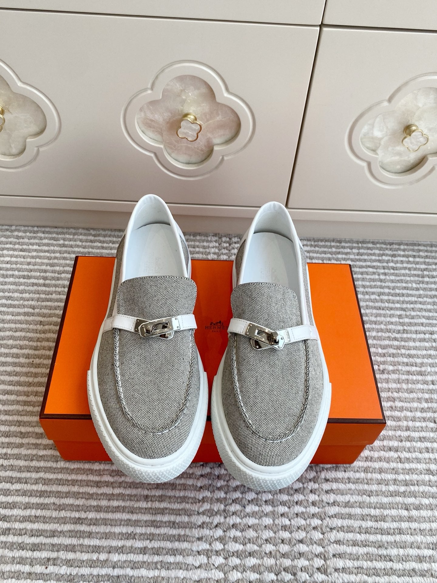 HM 25S SLIP-ON IN LIGHT GREY CANVAS WITH SILVER HARDWARE、mysite、Cacoeks