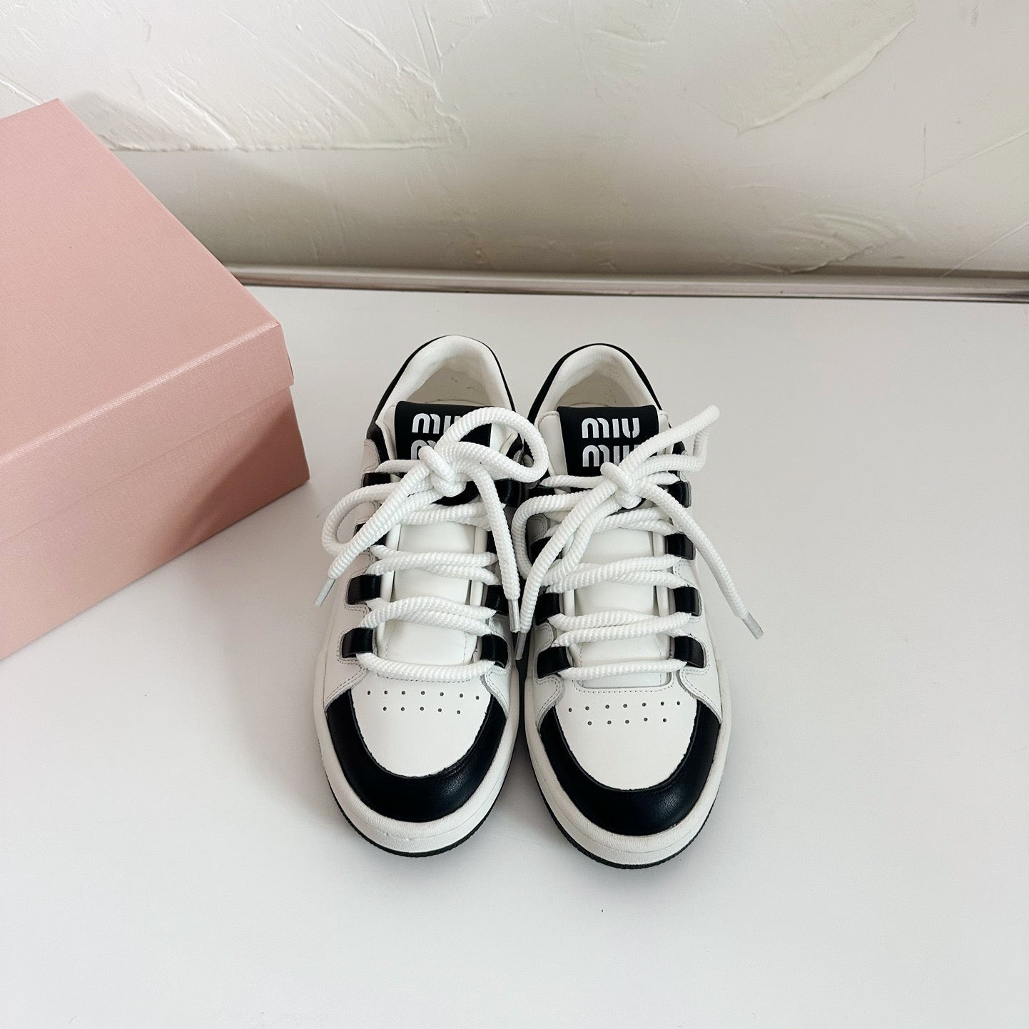 SNEAKERS SIMPLE DESIGN IN BLACK MIX WHITE SHEEPSKIN、mysite、Cacoeks