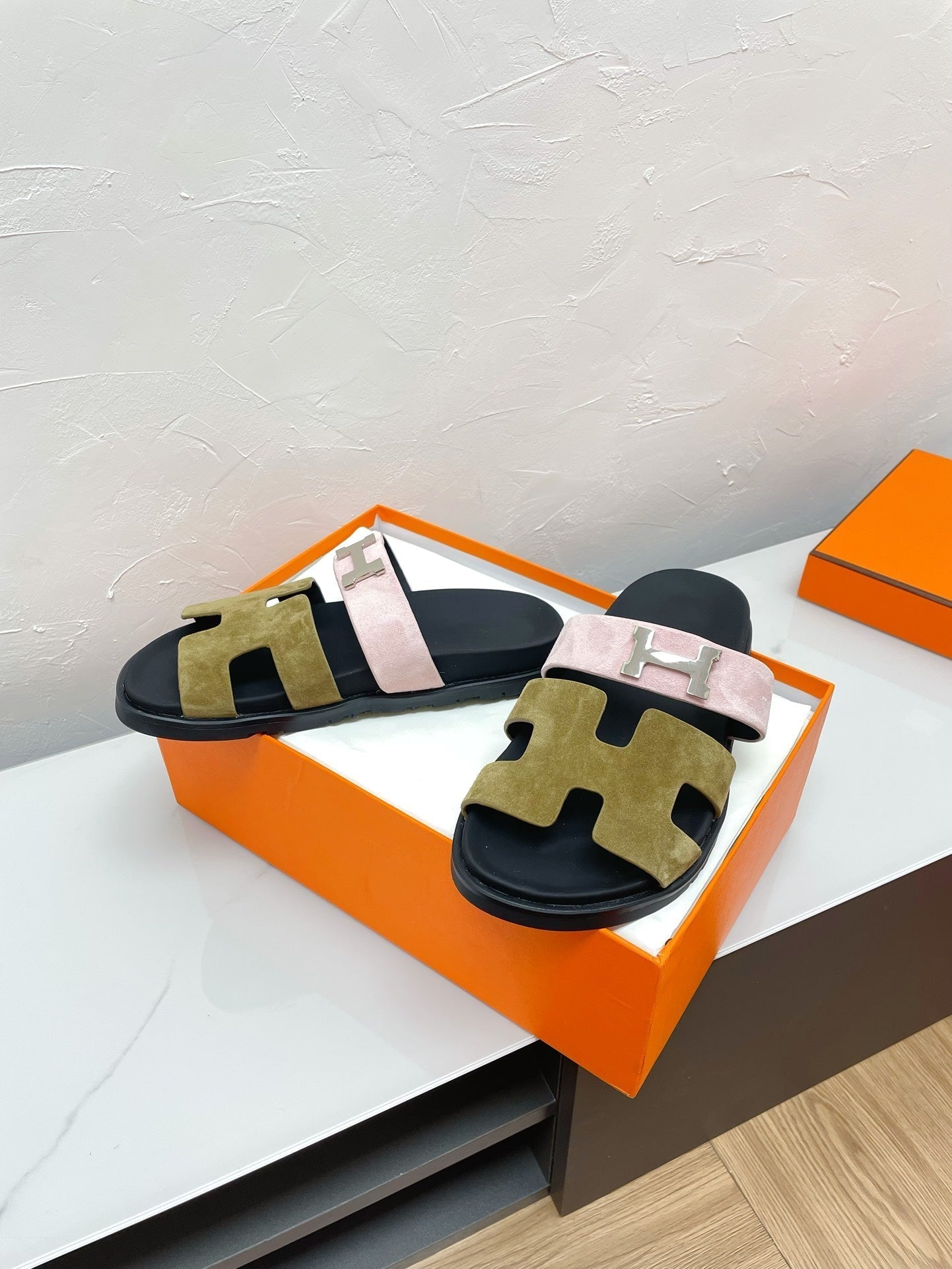 CHYPRE SANDAL ARMY GREEN MIX PASTEL PINK SUEDE WITH H BUCKLE、mysite、Cacoeks