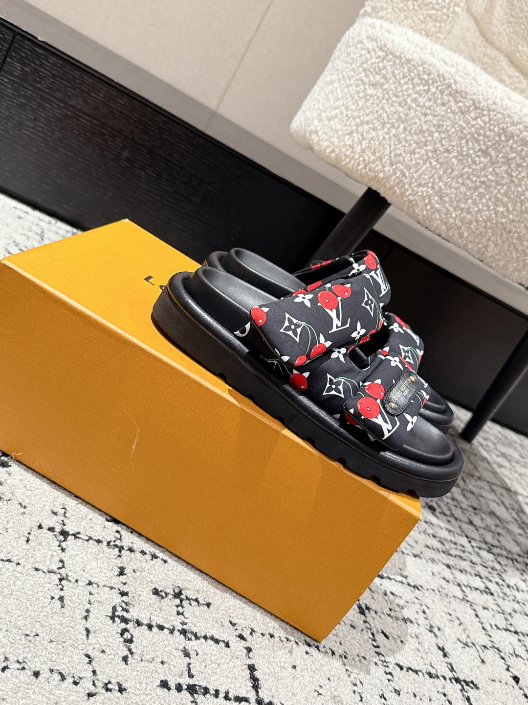LV TWO-STRAP SLIDES 25S IN BLACK FABRIC AND CALFSKIN、mysite、Cacoeks