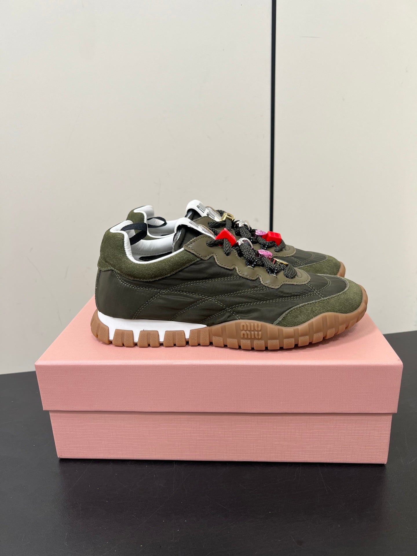 TYRE SNEAKERS IN DARK GREEN TECHNICAL FABRIC AND SUEDE WITH STICKER、mysite、Cacoeks