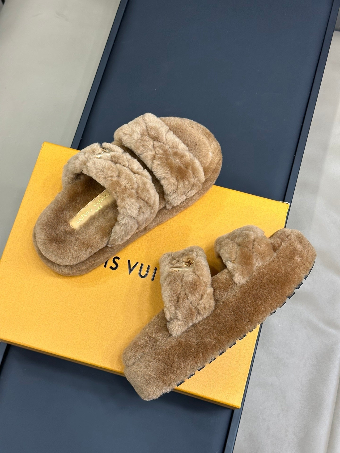 LV WOMEN'S DAD SANDAL MULE IN CAMEL BROWN FLEECE、mysite、Cacoeks