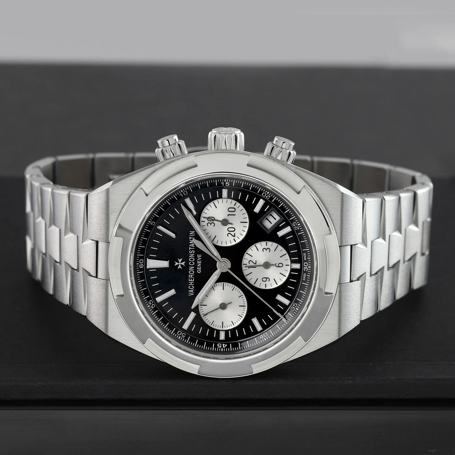 Vacheron Constantin Overseas Ref. 5520V/210A-B481 Super Clone Watch – Green Dial Stainless Steel Fake Replica