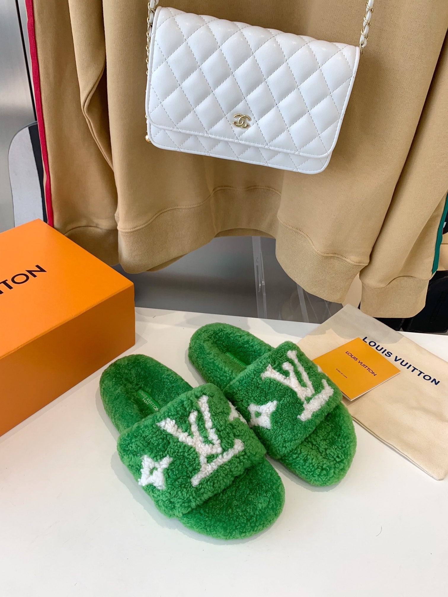 LV WOMEN'S PASEO FLAT SLIPPER IN GREEN FLEECE WITH WHITE LOGO、mysite、Cacoeks