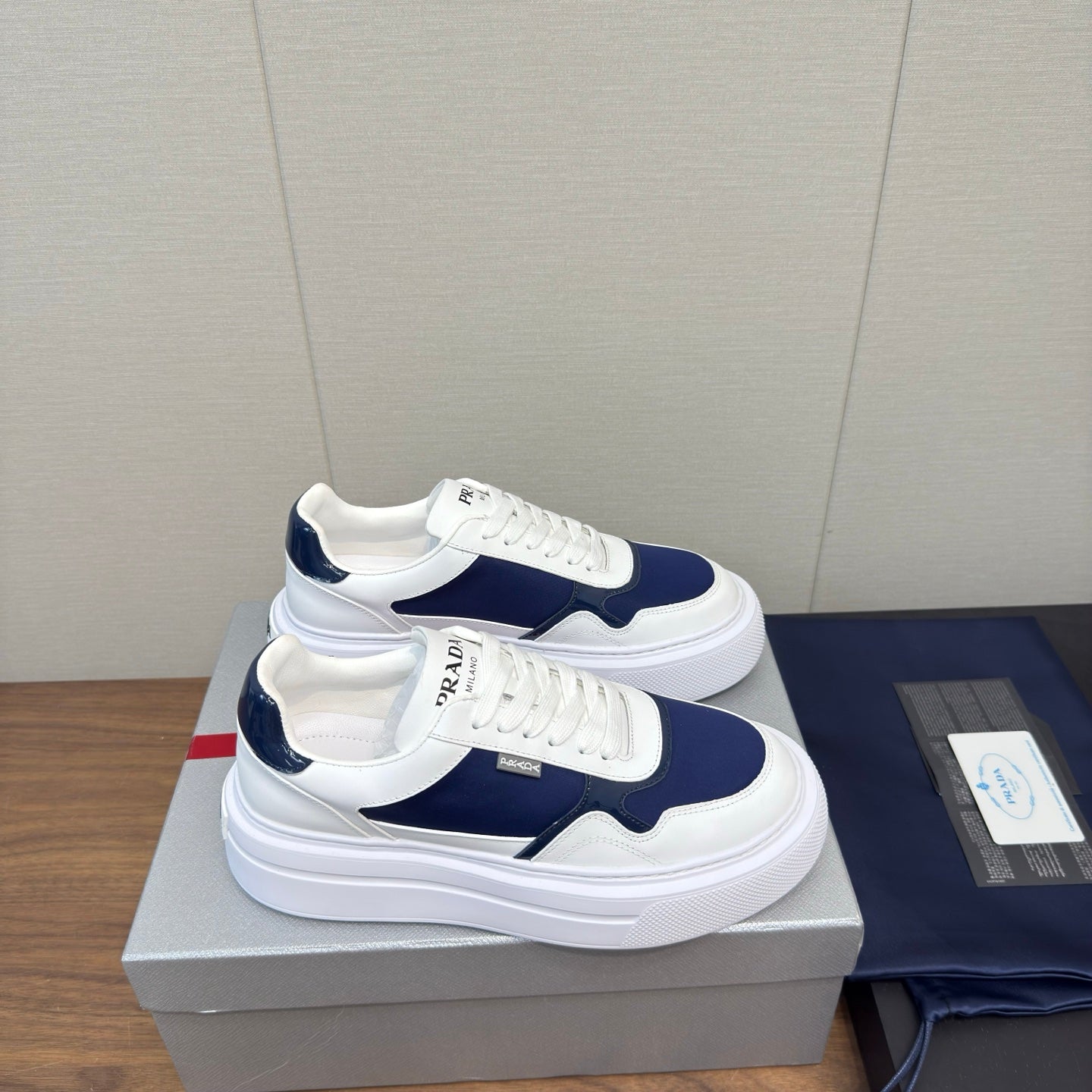 PRADA 25S DOWNTOWN BOLD SNEAKERS 45MM IN WHITE AND NAVY BLUE CALFSKIN、mysite、Cacoeks