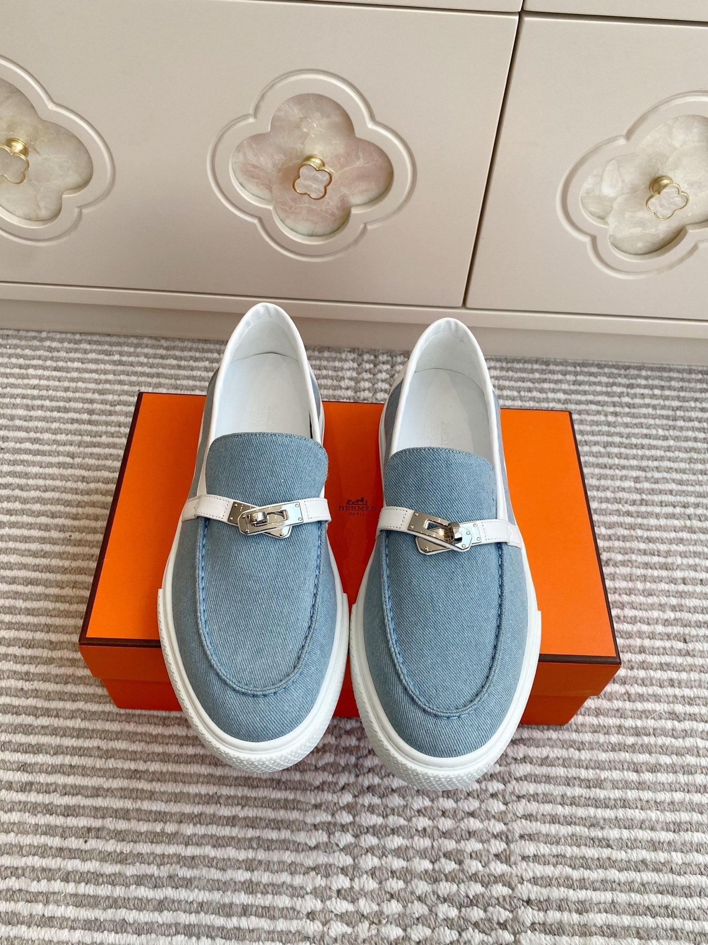 HM 25S SLIP-ON IN SKY BLUE CANVAS WITH SILVER HARDWARE、mysite、Cacoeks