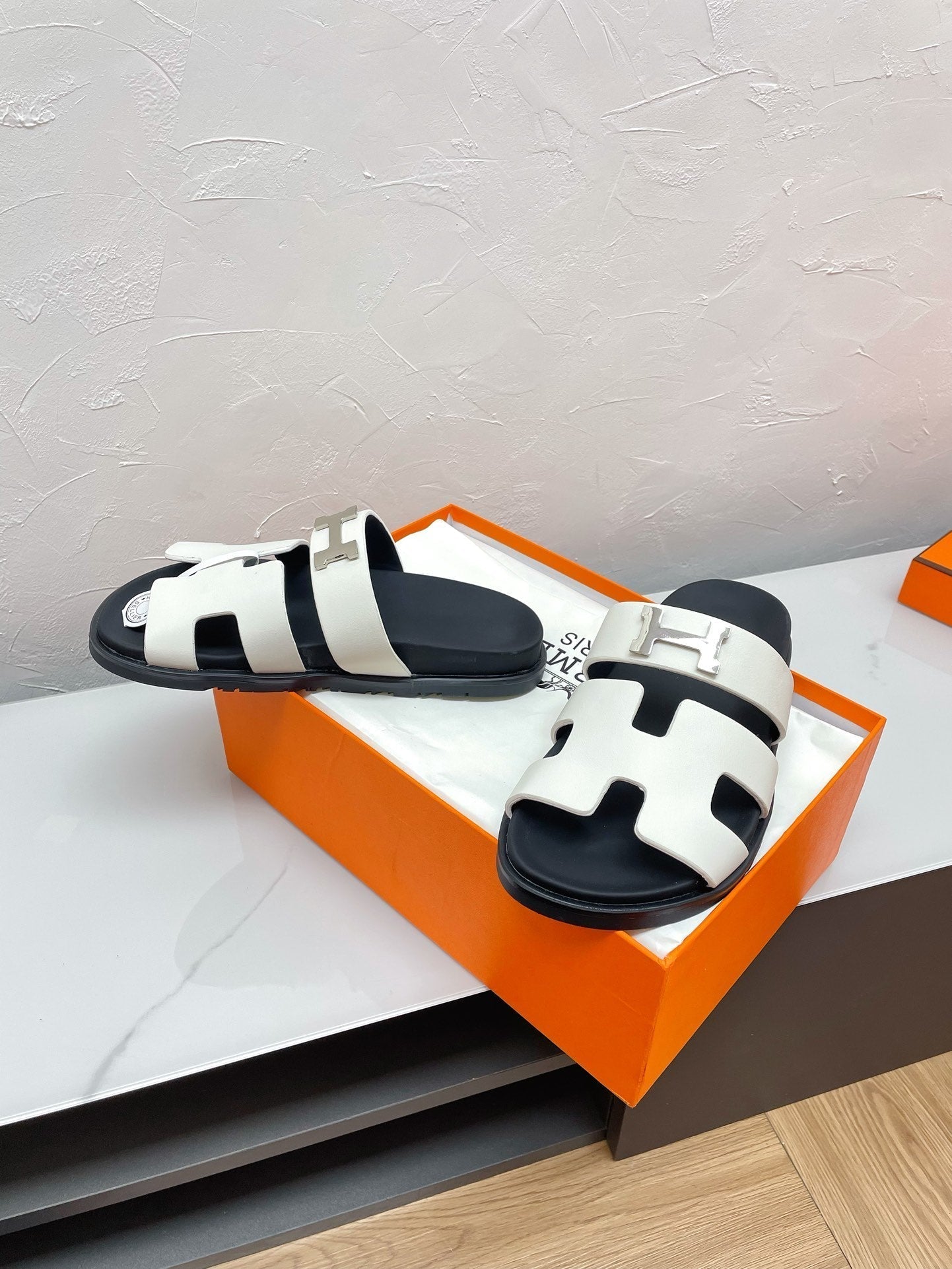 CHYPRE SANDAL WHITE LAMBSKIN WITH H BUCKLE、mysite、Cacoeks