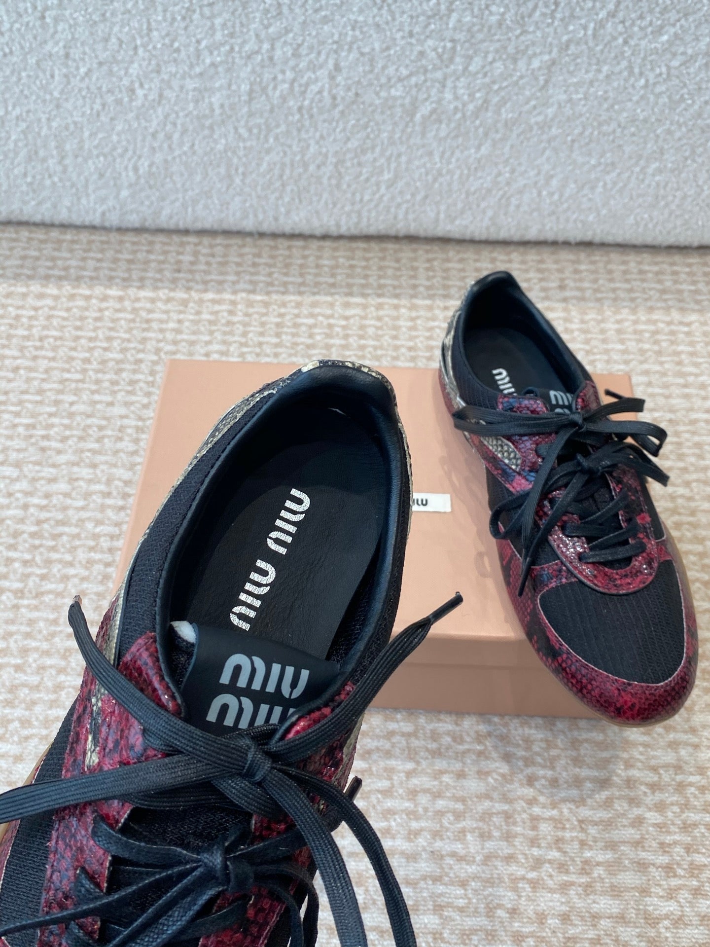 GYMNASIUM SNEAKER IN BLACK FABRIC AND BLACK RED SNAKE EFFECT CALFSKIN、mysite、Cacoeks