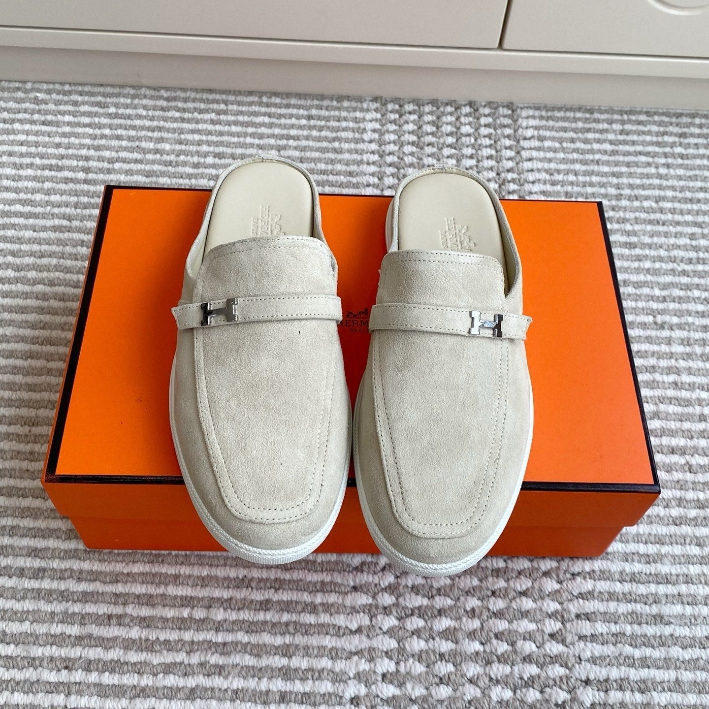 HM 25S MULES IN CREAM WHITE SUEDE WITH SILVER HARDWARE、mysite、Cacoeks