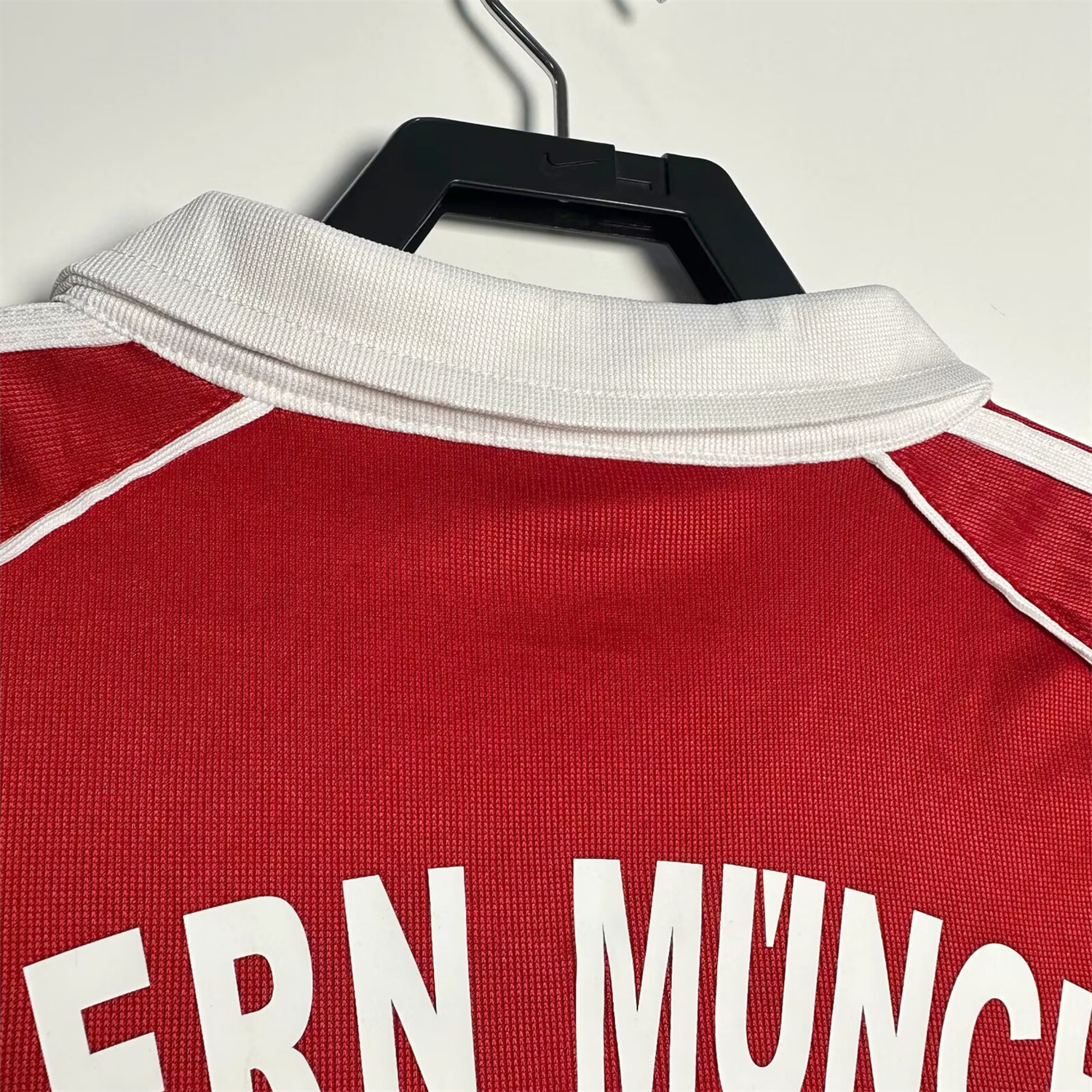 GlobeJersey-Retro Bayern Munich 2005-06 Home Jersey