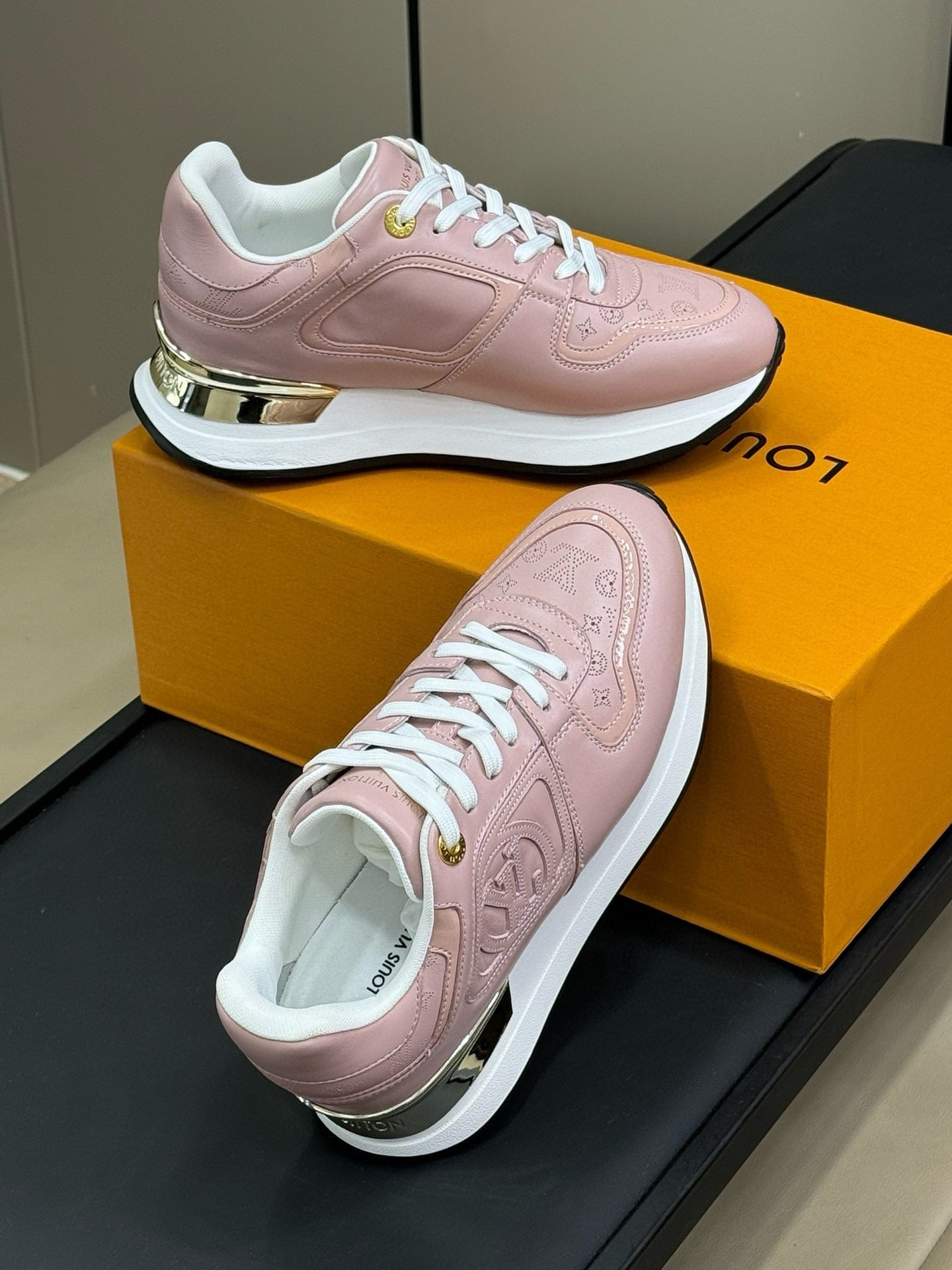 LV NEO RUN AWAY SNEAKER IN PASTEL PINK CALFSKIN、mysite、Cacoeks