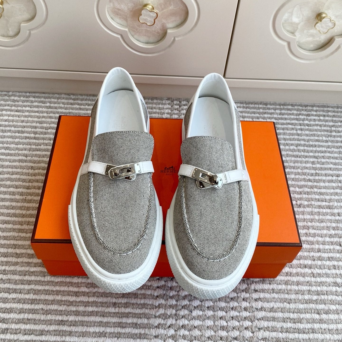 HM 25S SLIP-ON IN LIGHT GREY CANVAS WITH SILVER HARDWARE、mysite、Cacoeks