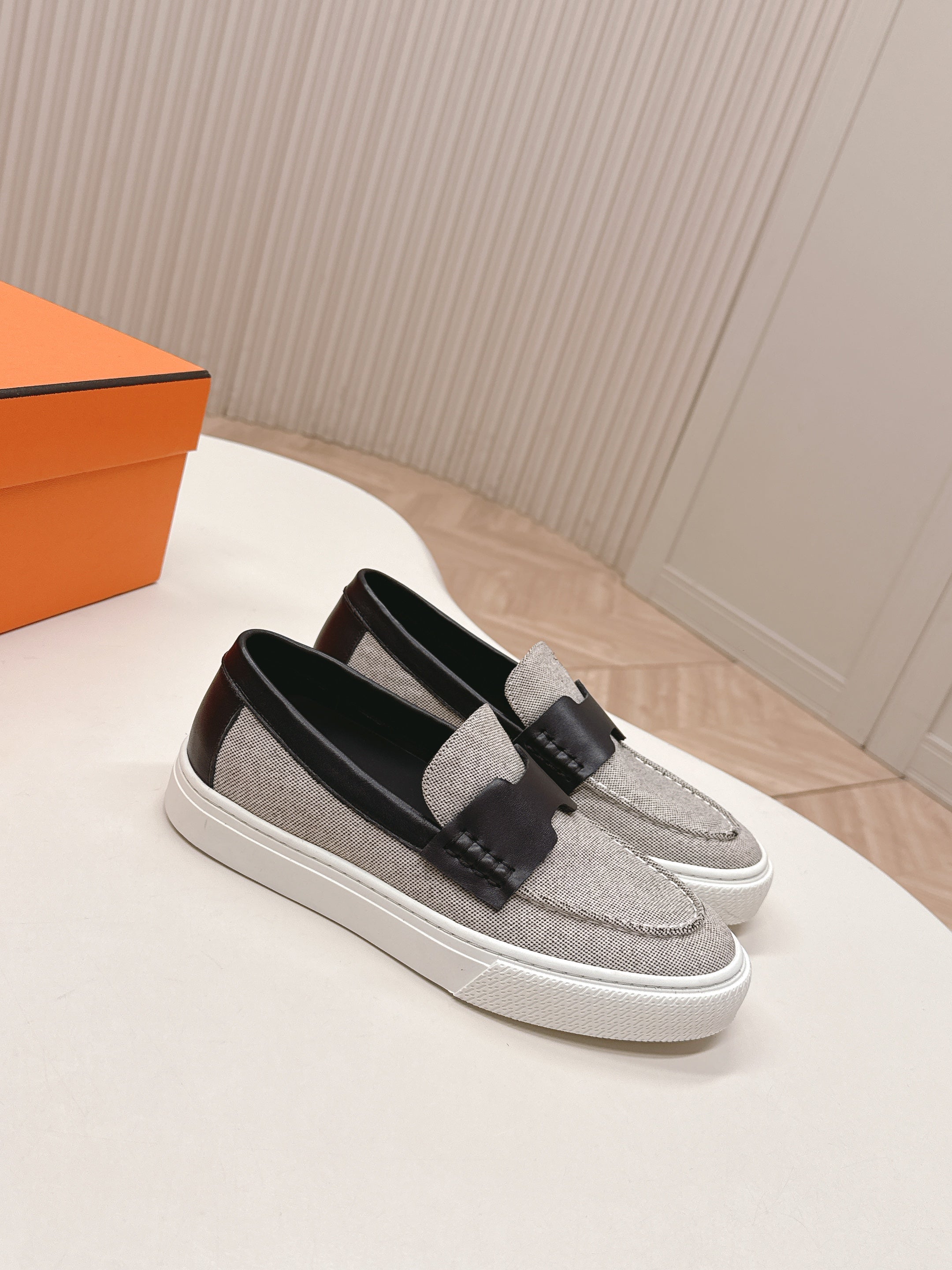 HM 25S SLIP-ON IN LIGHT GREY CANVAS AND BLACK LAMBSKIN、mysite、Cacoeks