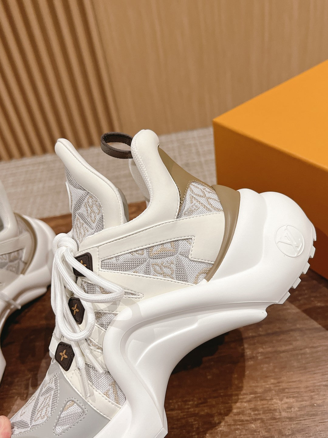 LV ARCHLIGHT SNEAKER IN WHITE MIX PALE GRAY CALFSKIN AND MONOGRAM DENIM、mysite、Cacoeks