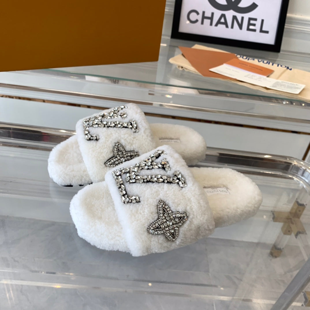 LV WOMEN'S PASEO FLAT SLIPPER IN WHITE FLEECE、mysite、Cacoeks