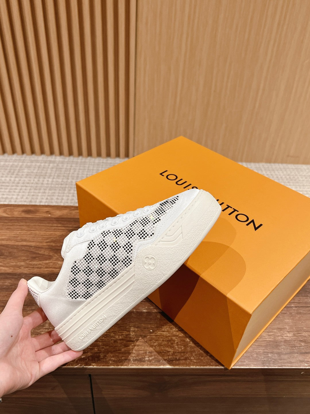LV GROOVY SNEAKER IN WHITE DAMIER STRASS AND CALFSKIN、mysite、Cacoeks