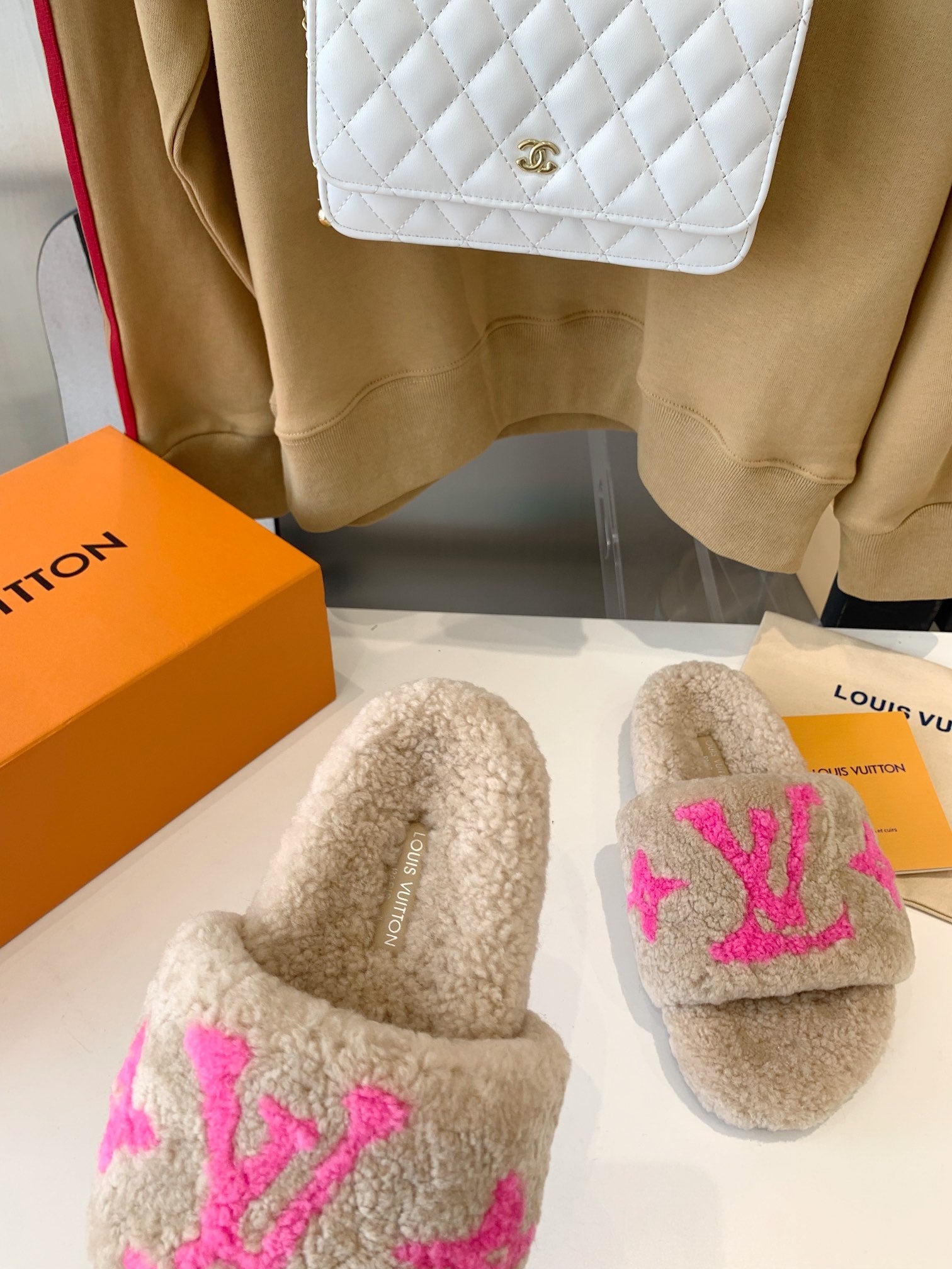 LV WOMEN'S PASEO FLAT SLIPPER IN BEIGE FLEECE WITH BRIGHT PINK LOGO、mysite、Cacoeks