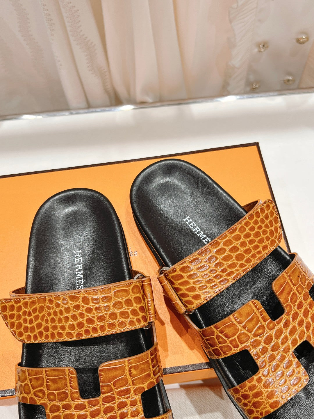 CHYPRE SANDAL BLACK AND BRIGHT BROWN LAMBSKIN、mysite、Cacoeks