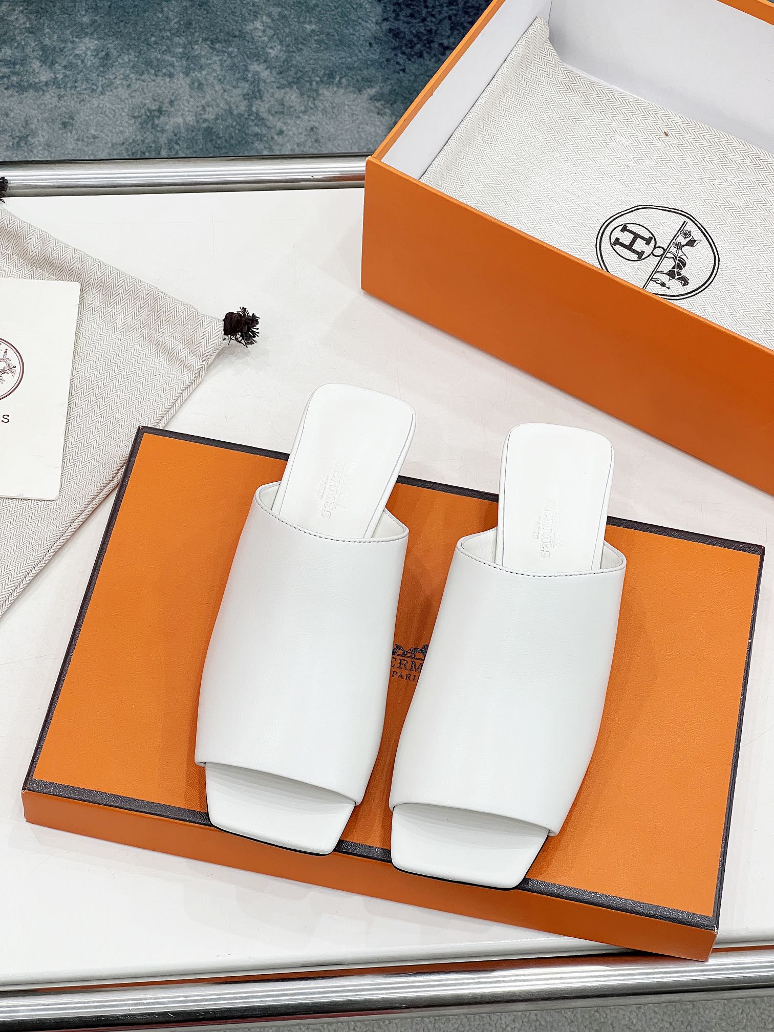 IDOLE SANDAL IN WHITE CALFSKIN、mysite、Cacoeks