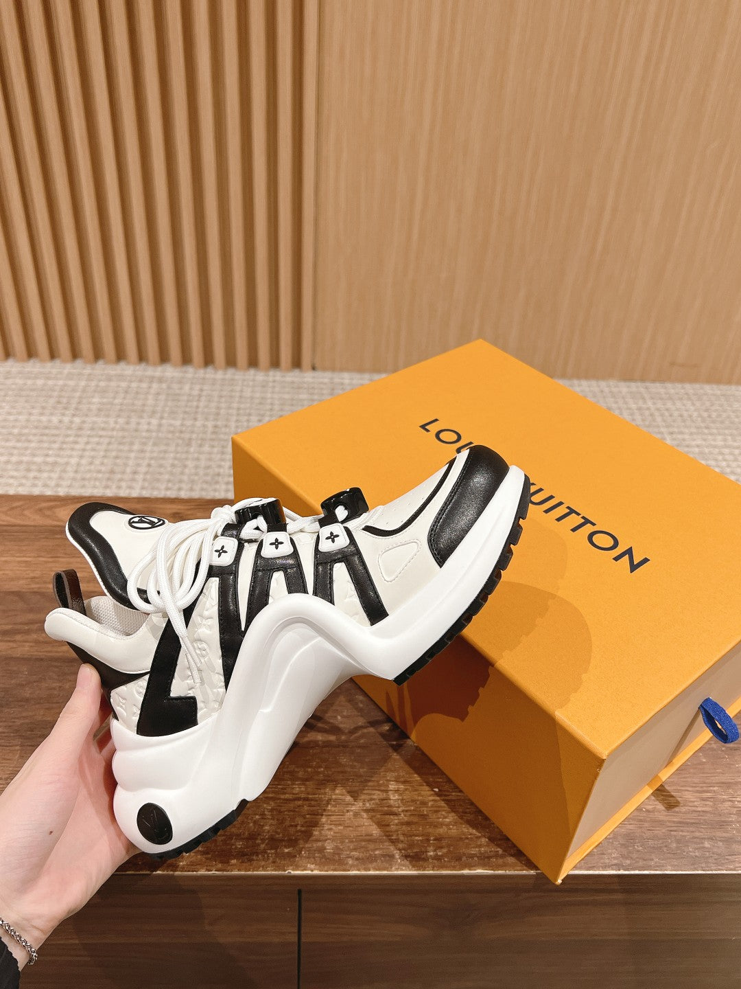 LV ARCHLIGHT SNEAKER IN WHITE MIX BLACK EMBOSSED CALFSKIN 101058、mysite、Cacoeks
