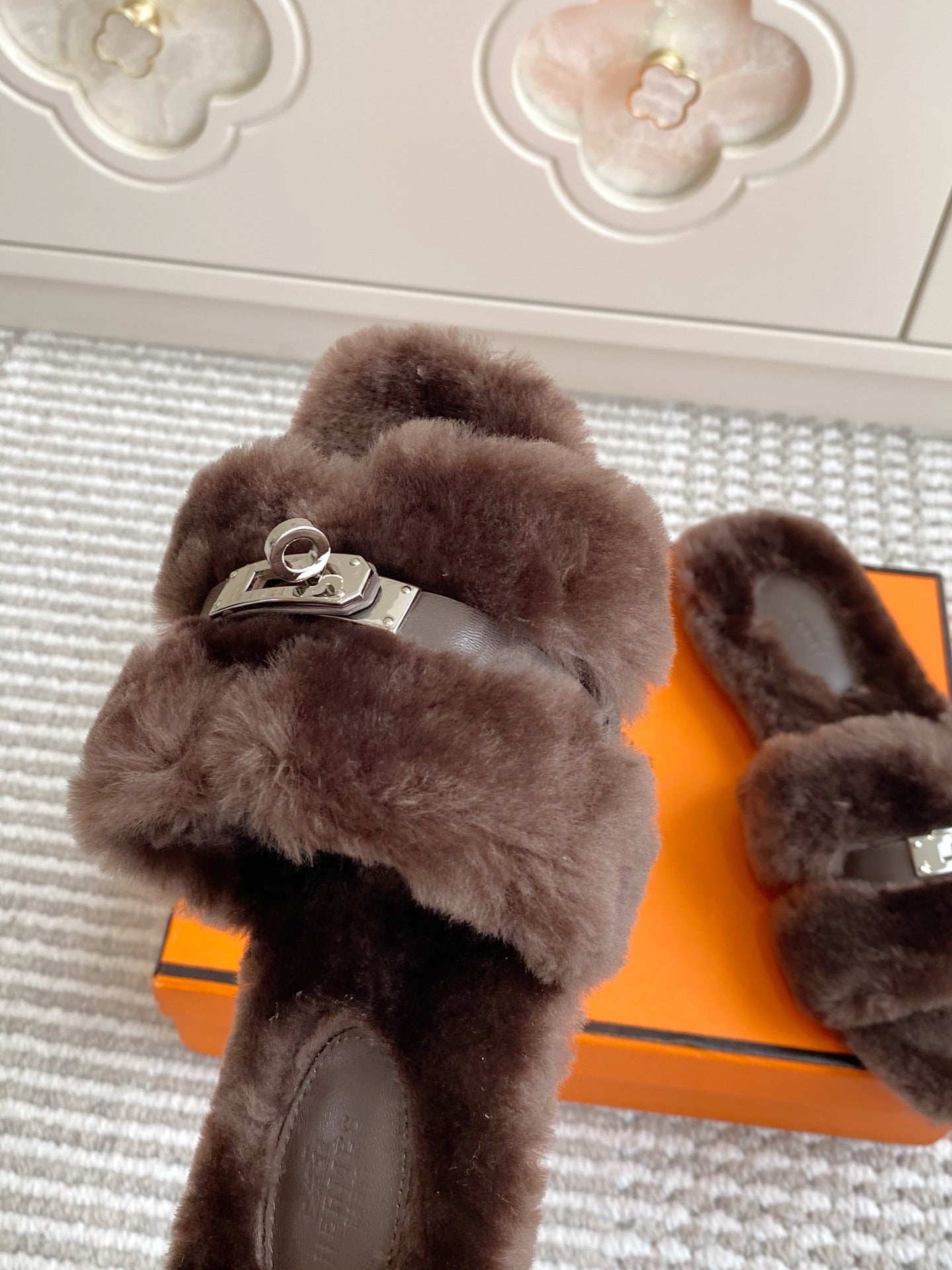 HM 25S ECLAIR SANDAL IN DARK BROWN SHEARLING WITH SILVER HARDWARE、mysite、Cacoeks