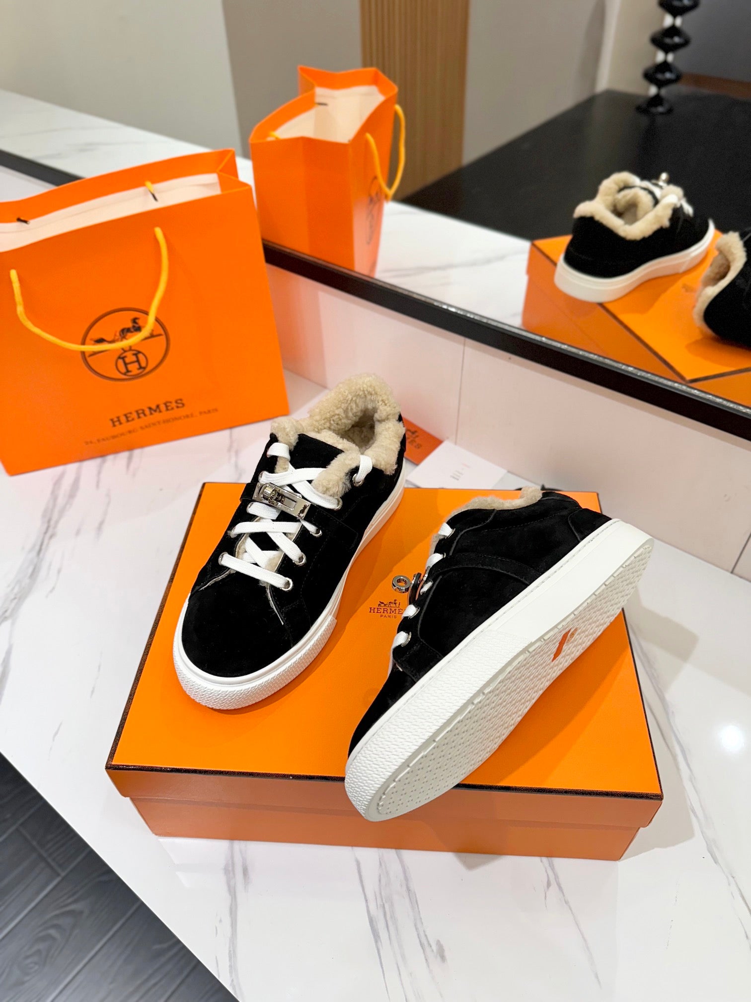 DAY SNEAKER IN BLACK SUEDE AND FLEECE LINING、mysite、Cacoeks