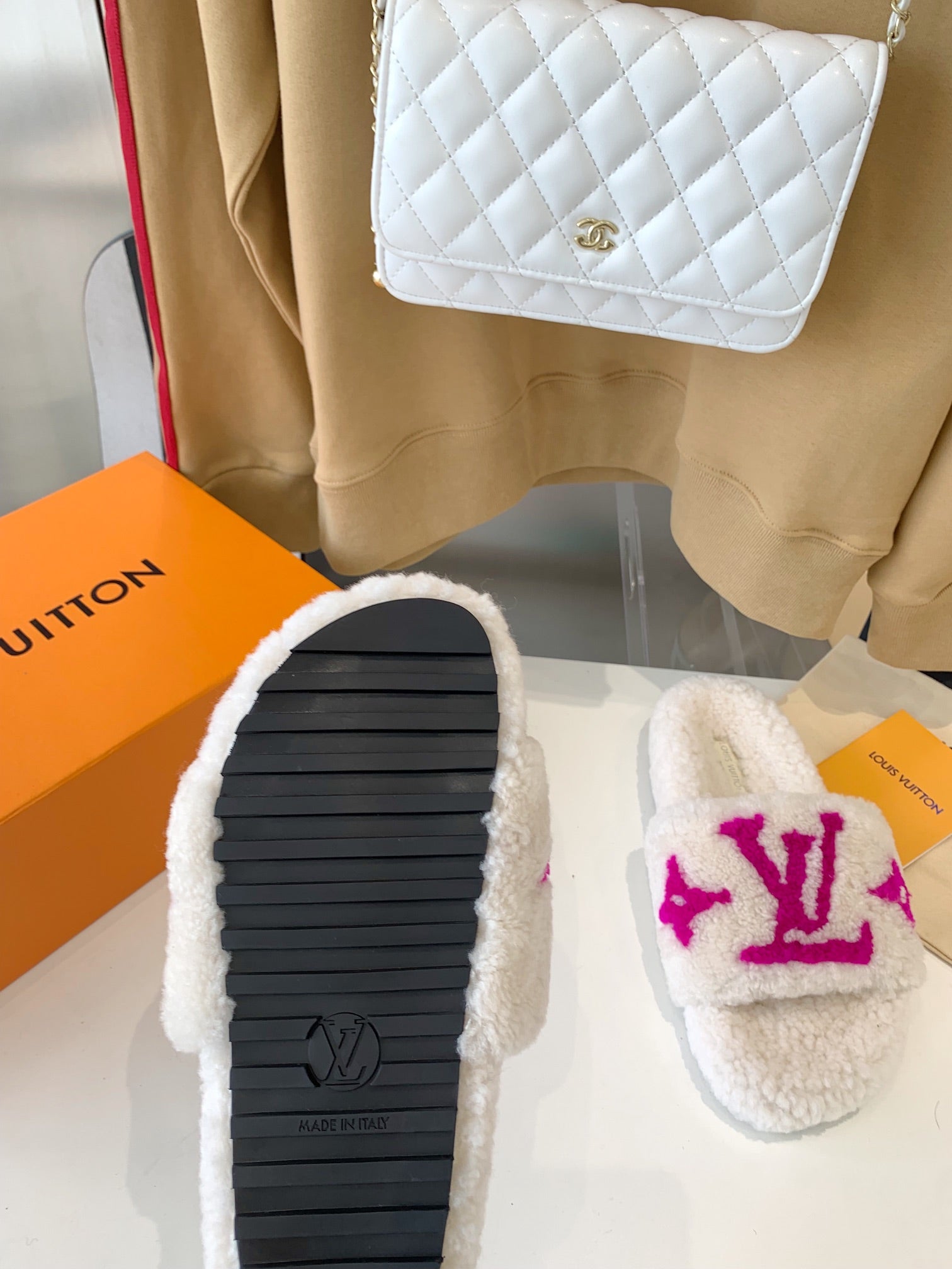 LV WOMEN'S PASEO FLAT SLIPPER IN WHITE FLEECE WITH PINK LOGO、mysite、Cacoeks