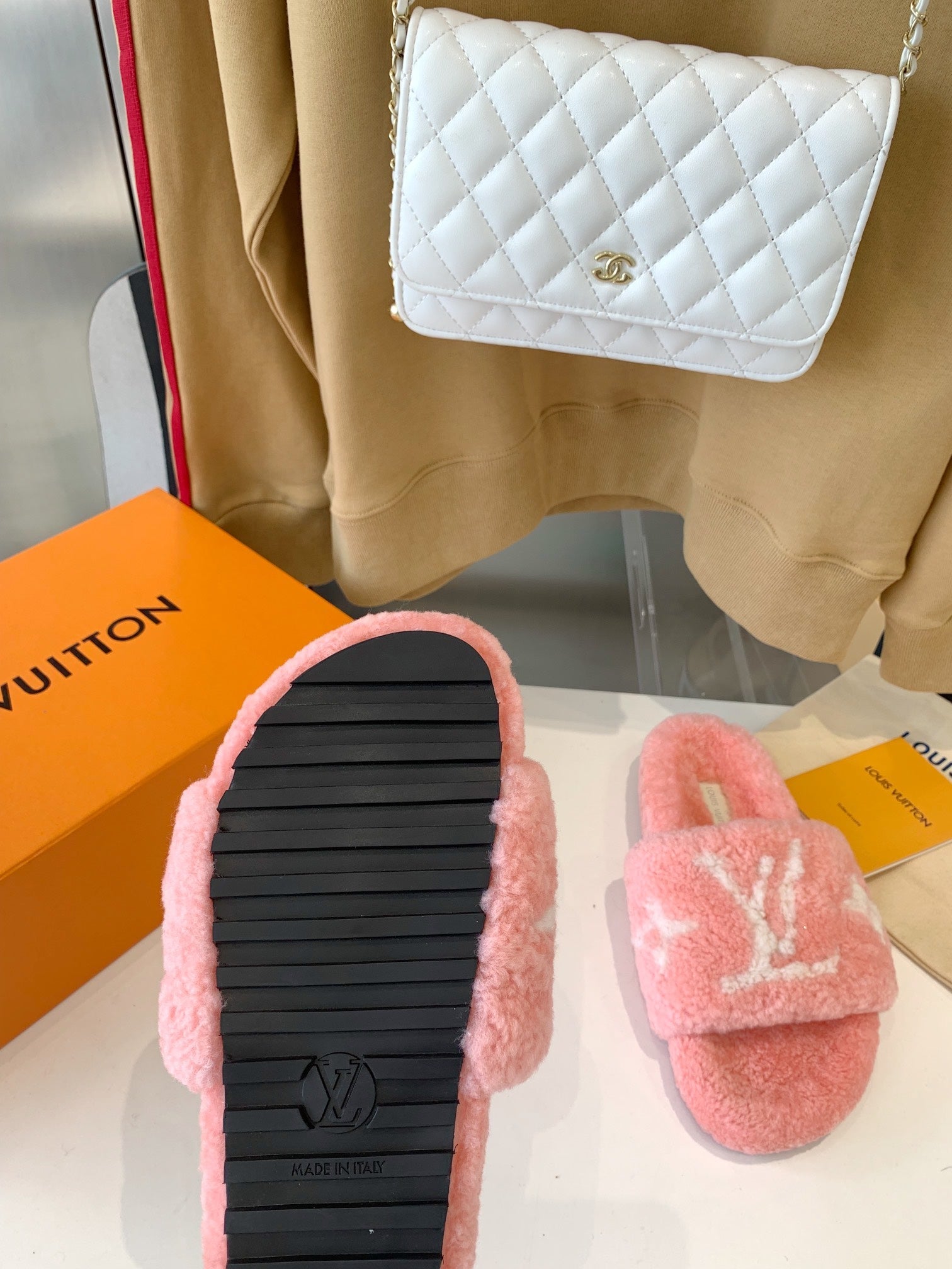 LV WOMEN'S PASEO FLAT SLIPPER IN LIGHT PINK FLEECE WITH WHITE LOGO、mysite、Cacoeks