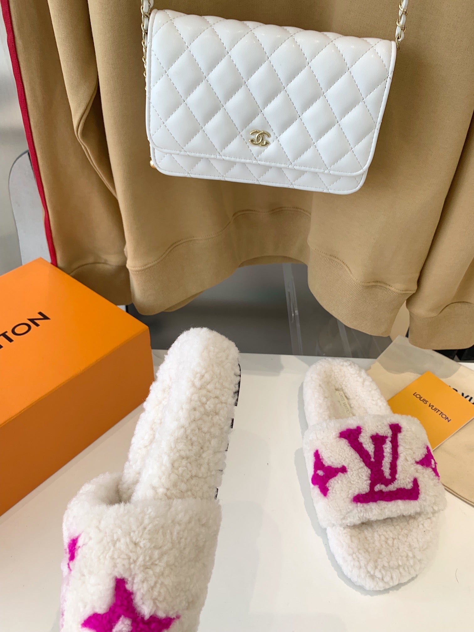 LV WOMEN'S PASEO FLAT SLIPPER IN WHITE FLEECE WITH PINK LOGO、mysite、Cacoeks