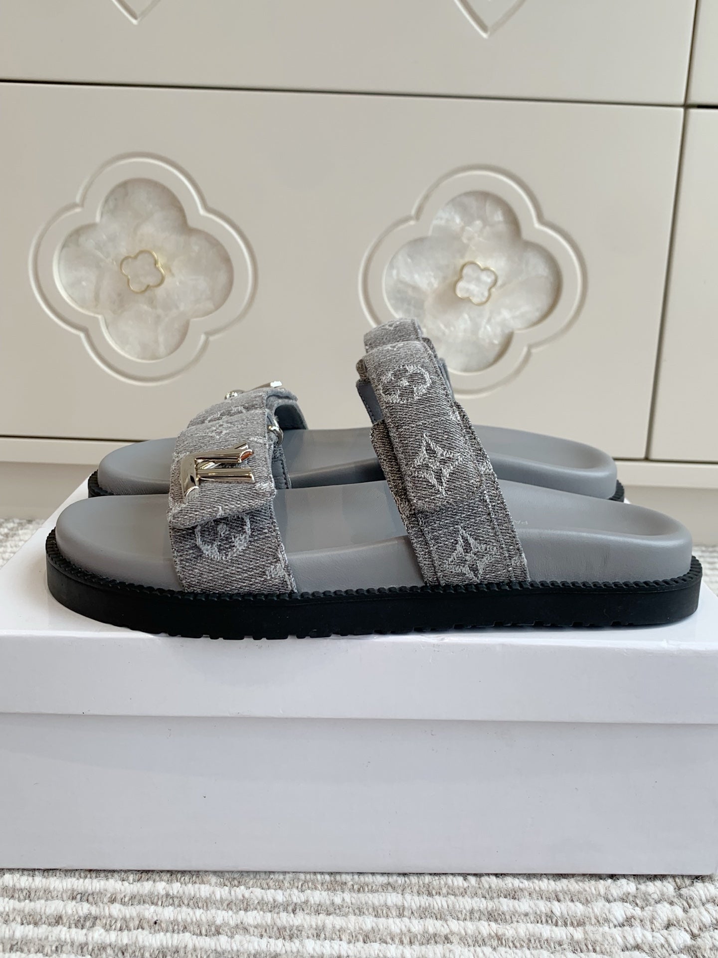 LV TWO-STRAP SANDALS 25S IN GREY DENIM AND CALFSKIN WITH SILVER HARDWARE、mysite、Cacoeks
