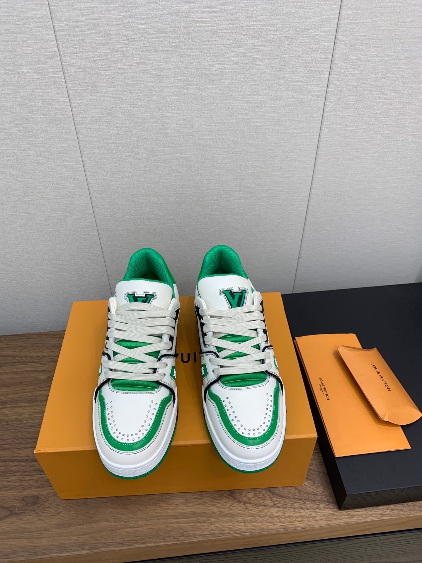 LV WOMEN'S TRAINER IN WHITE MIX GREEN CALFSKIN、mysite、Cacoeks