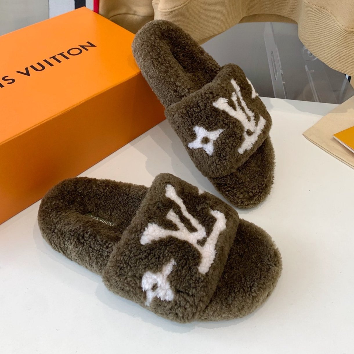 LV WOMEN'S PASEO FLAT SLIPPER IN OLIVE GREEN FLEECE WITH WHITE LOGO、mysite、Cacoeks