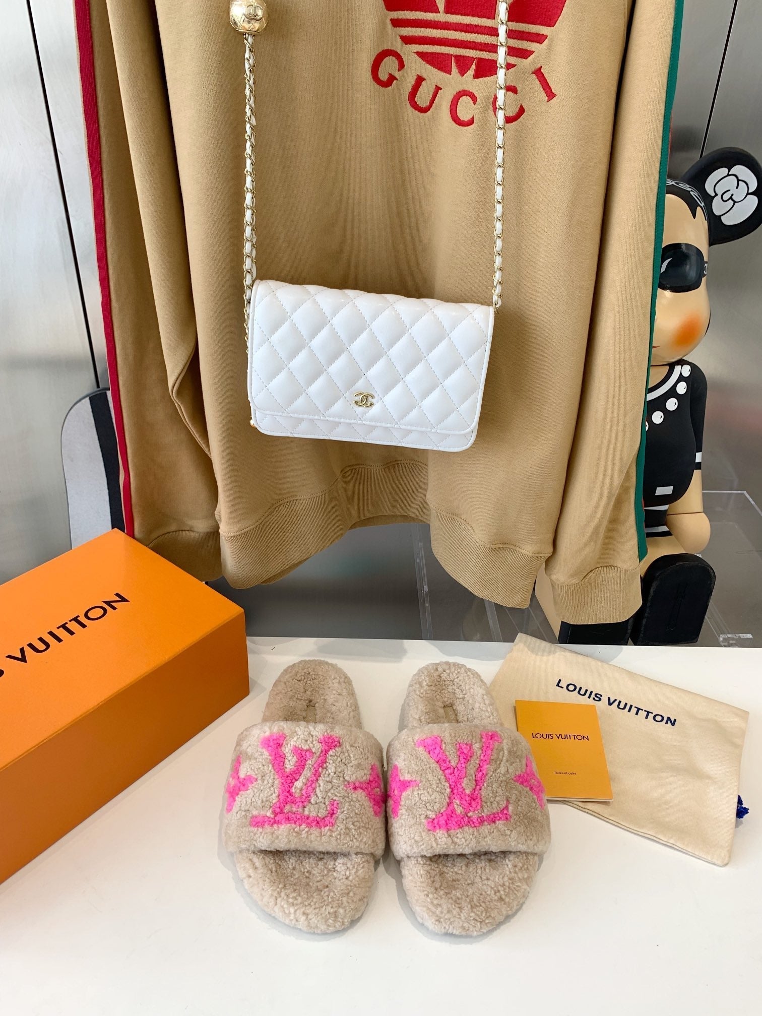 LV WOMEN'S PASEO FLAT SLIPPER IN BEIGE FLEECE WITH BRIGHT PINK LOGO、mysite、Cacoeks