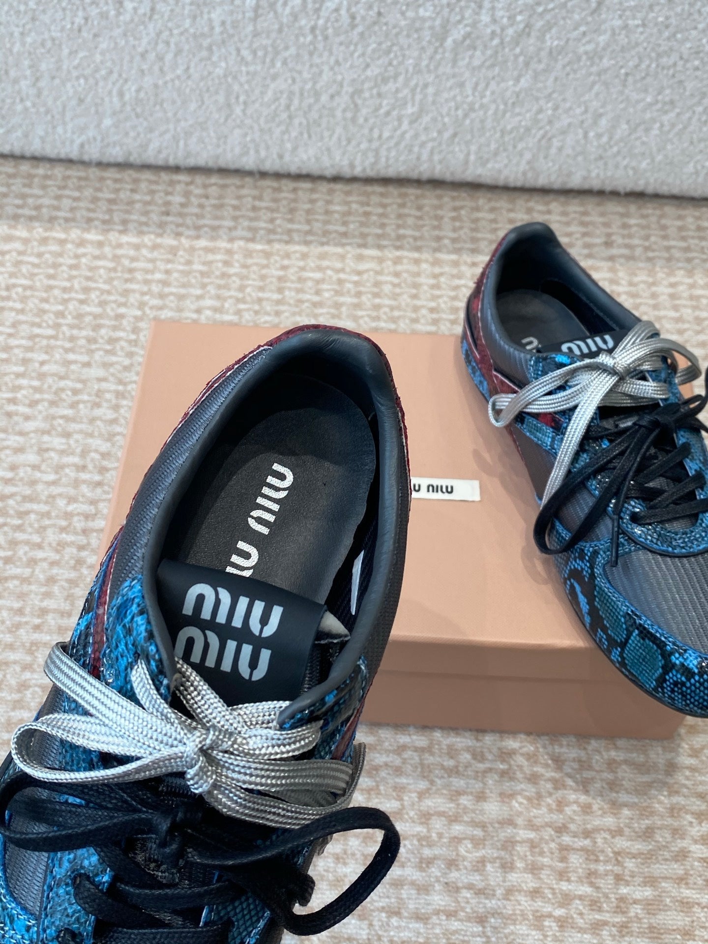 GYMNASIUM SNEAKER IN BLACK FABRIC AND BLUE SNAKE EFFECT CALFSKIN、mysite、Cacoeks