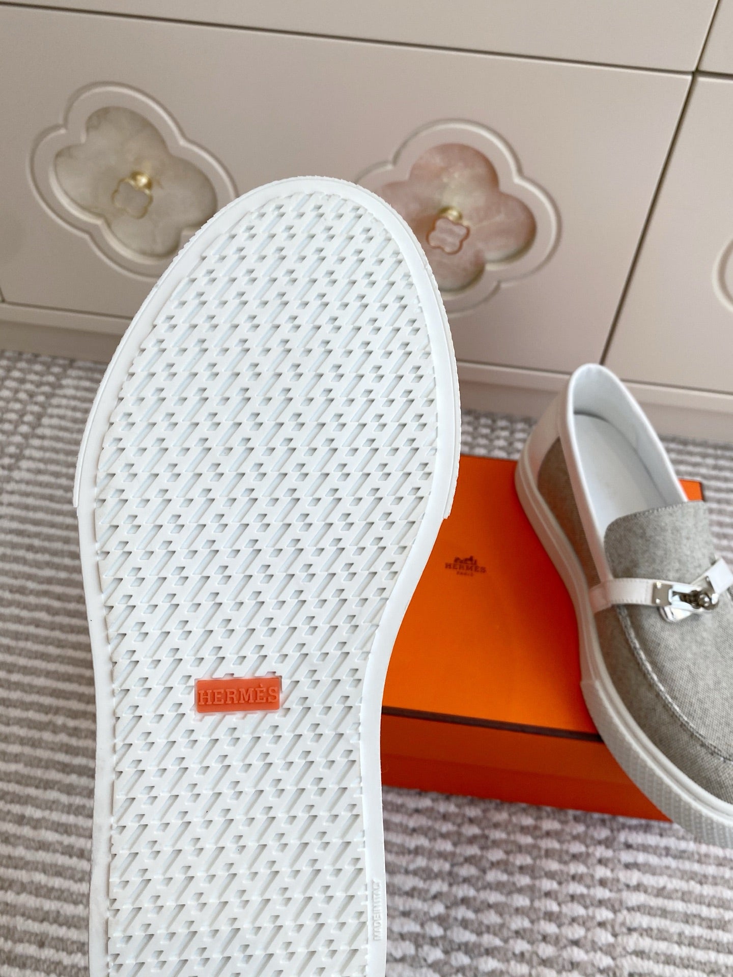 HM 25S SLIP-ON IN LIGHT GREY CANVAS WITH SILVER HARDWARE、mysite、Cacoeks