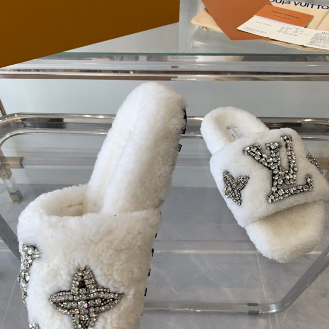 LV WOMEN'S PASEO FLAT SLIPPER IN WHITE FLEECE、mysite、Cacoeks