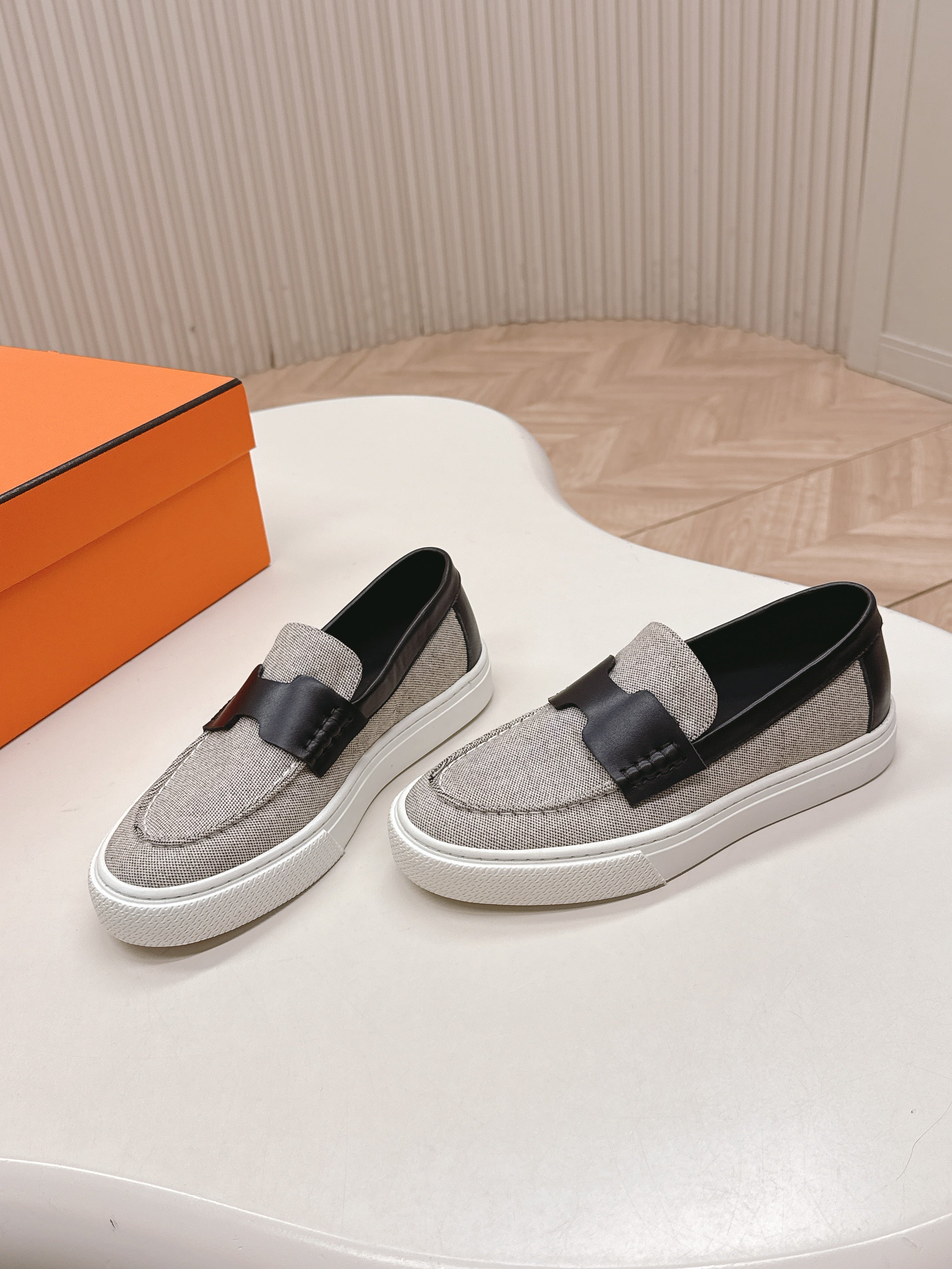 HM 25S SLIP-ON IN LIGHT GREY CANVAS AND BLACK LAMBSKIN、mysite、Cacoeks