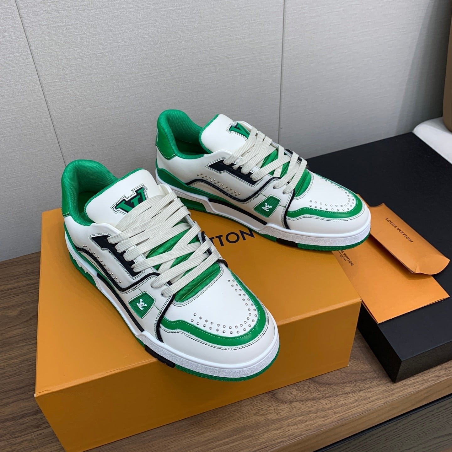 LV WOMEN'S TRAINER IN WHITE MIX GREEN CALFSKIN、mysite、Cacoeks