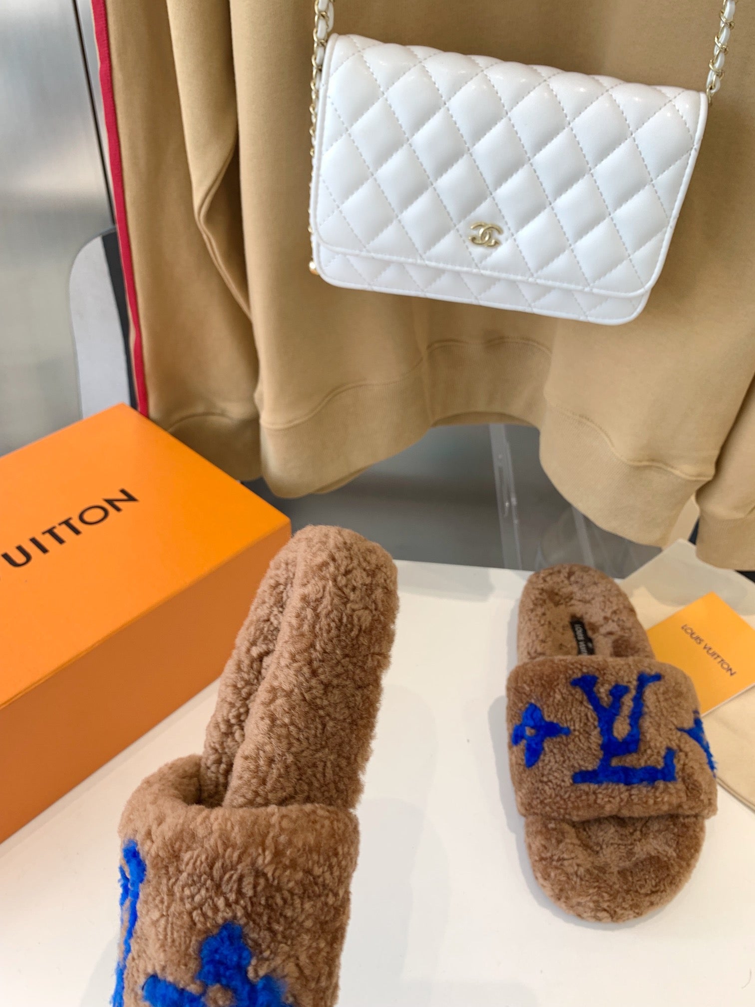 LV WOMEN'S PASEO FLAT SLIPPER IN BROWN FLEECE WITH BLUE LOGO、mysite、Cacoeks