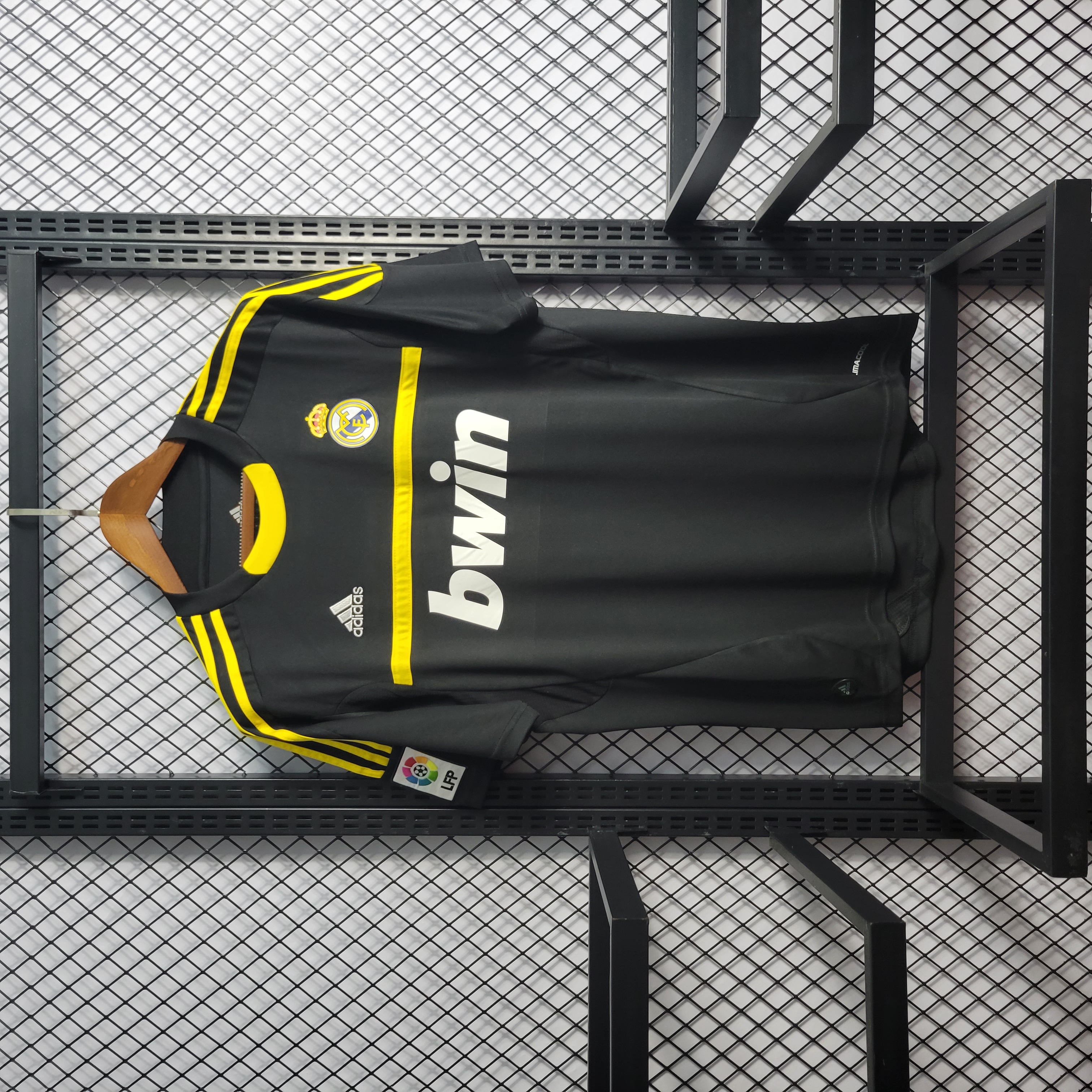 ManixJersey.com | Retro Real Madrid 11-12 Black Goalkeeper Jersey -Customize Name, Number and Patch | Worldwide Shipping