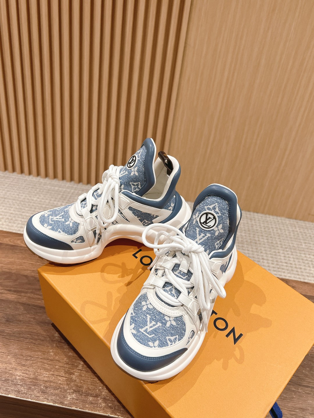 LV ARCHLIGHT SNEAKER IN WHITE MIX AEGEAN BLUE CALFSKIN AND MONOGRAM DENIM、mysite、Cacoeks