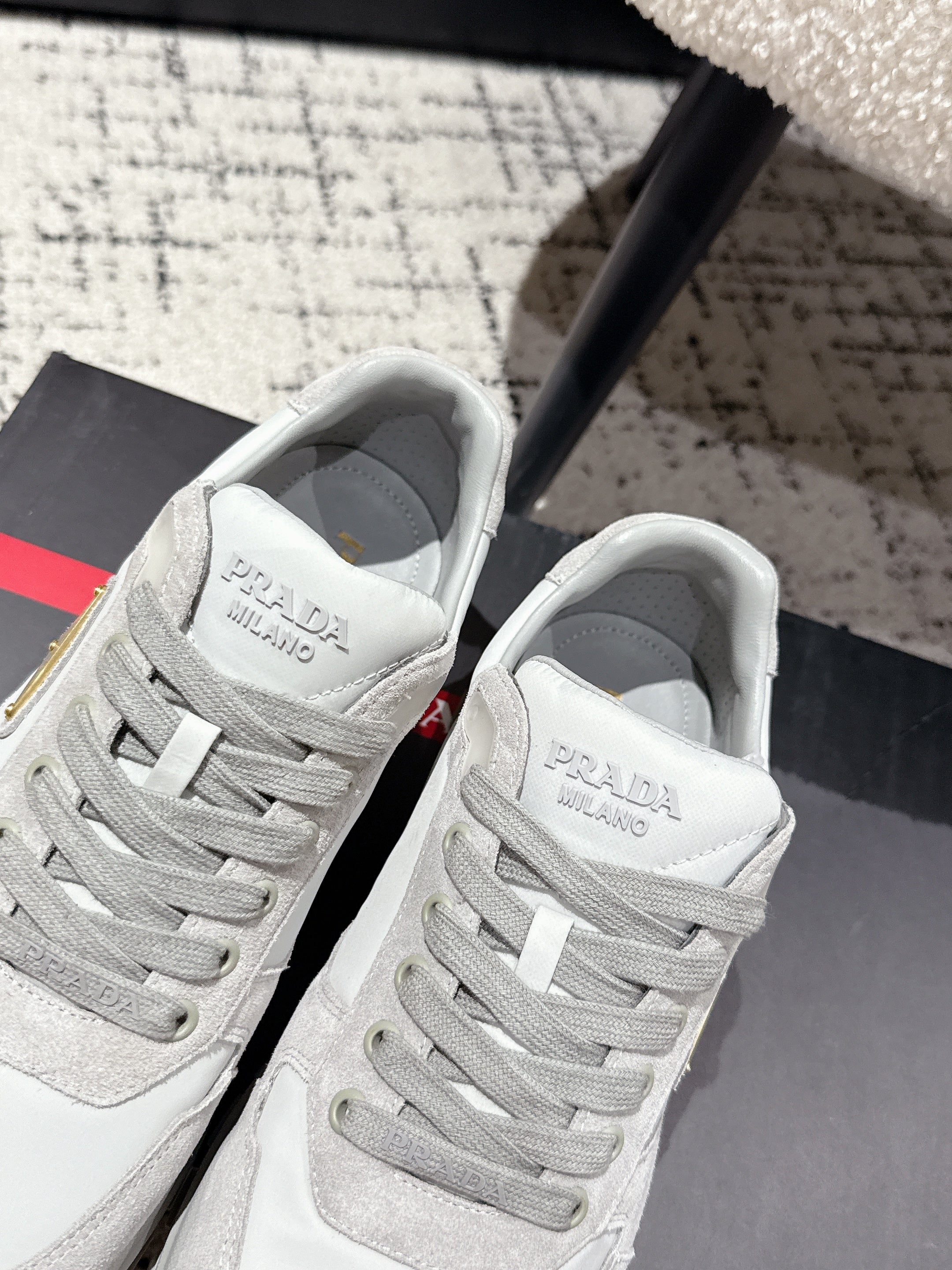 PRADA 25S MEN SNEAKERS LOGO IN WHITE AND LIGHT GRAY NUBUCK AND CANVAS、mysite、Cacoeks