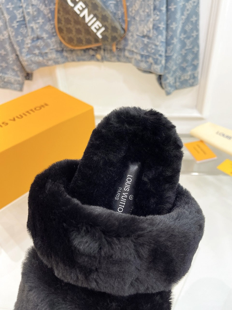 HALF MULE SLIPPERS IN BLACK FLEECE FEATURING METALLIC LOGO、mysite、Cacoeks