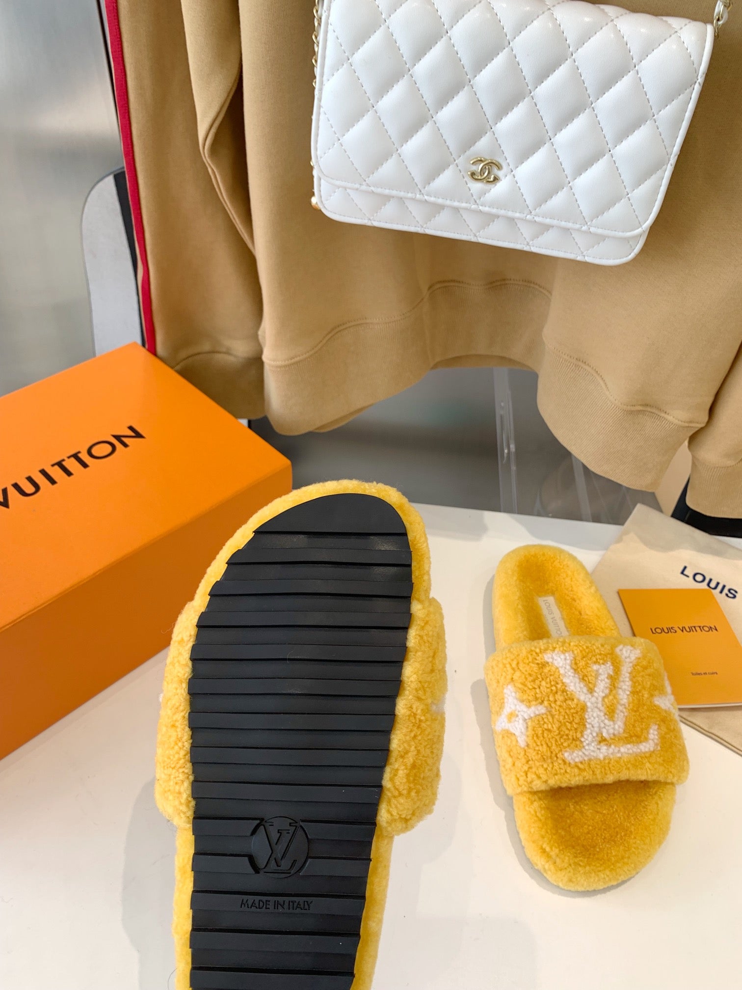LV WOMEN'S PASEO FLAT SLIPPER IN YELLOW FLEECE WITH WHITE LOGO、mysite、Cacoeks
