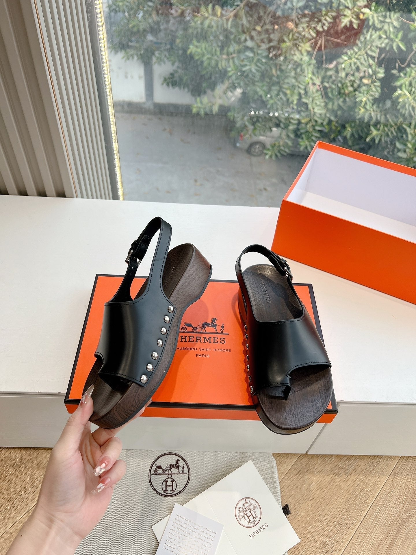 FLAT SANDAL IN BLACK CALFSKIN、mysite、Cacoeks