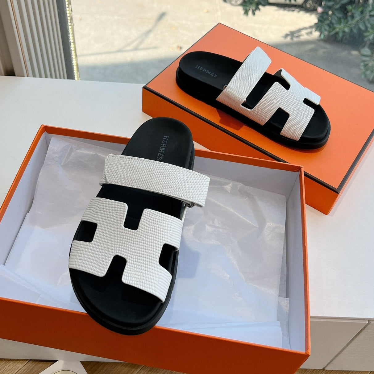 CHYPRE SANDAL IN WHITE SHINY GRAINED CALFSKIN、mysite、Cacoeks