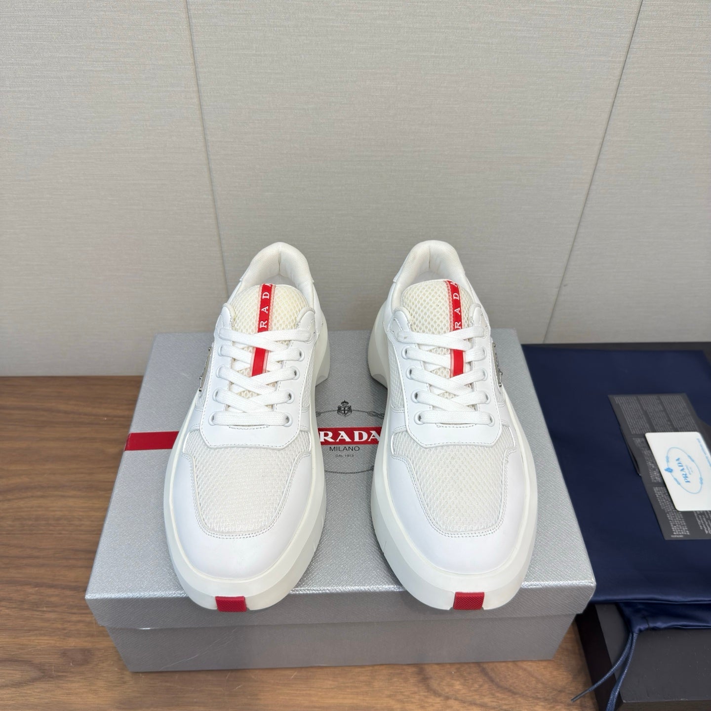 PRADA 25S SPORTY STYLE MEN SNEAKERS LOGO 45MM IN WHITE AND RED CALFSKIN、mysite、Cacoeks