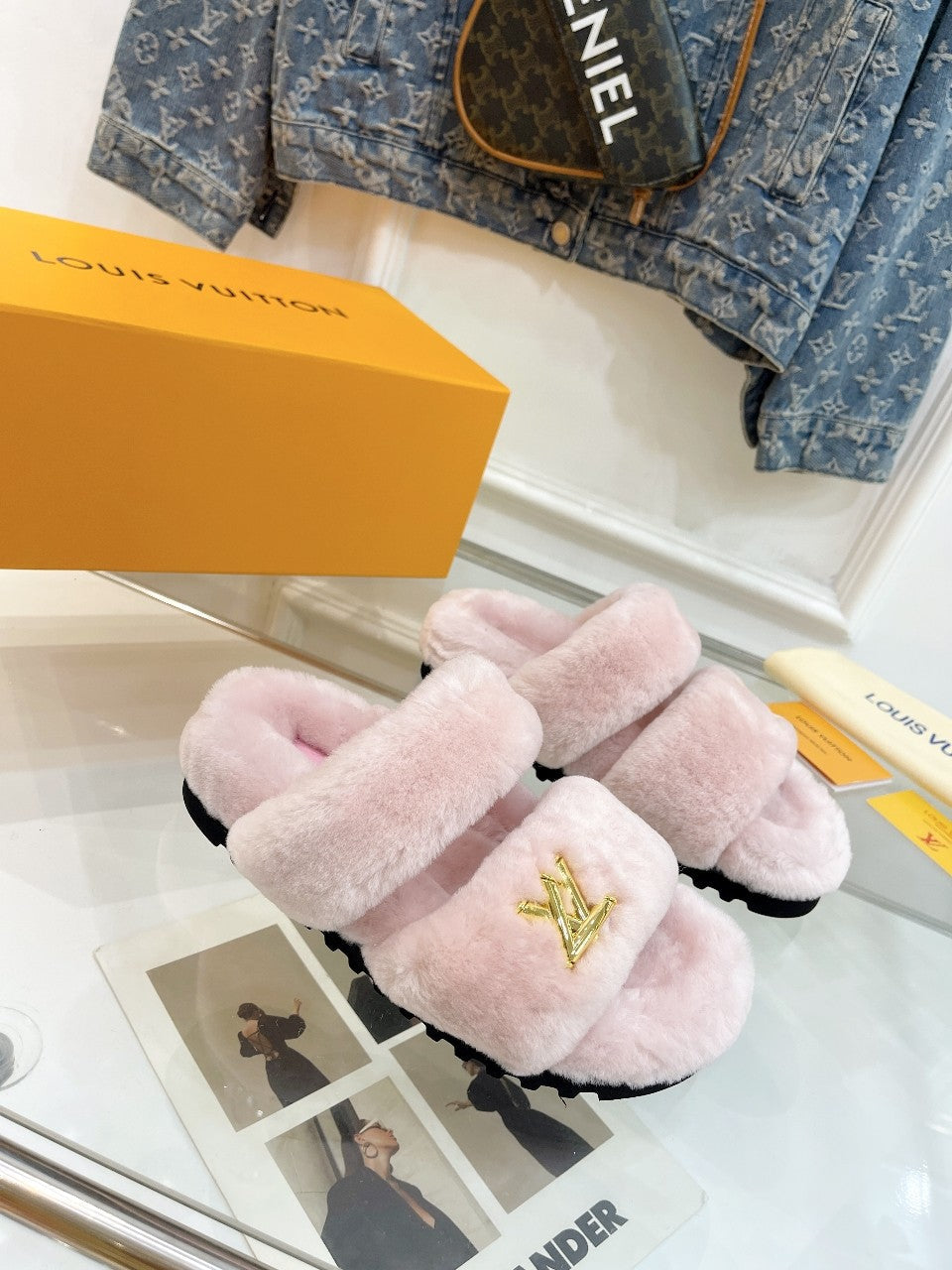 HALF MULE SLIPPERS IN LIGHT PINK FLEECE FEATURING METALLIC LOGO、mysite、Cacoeks