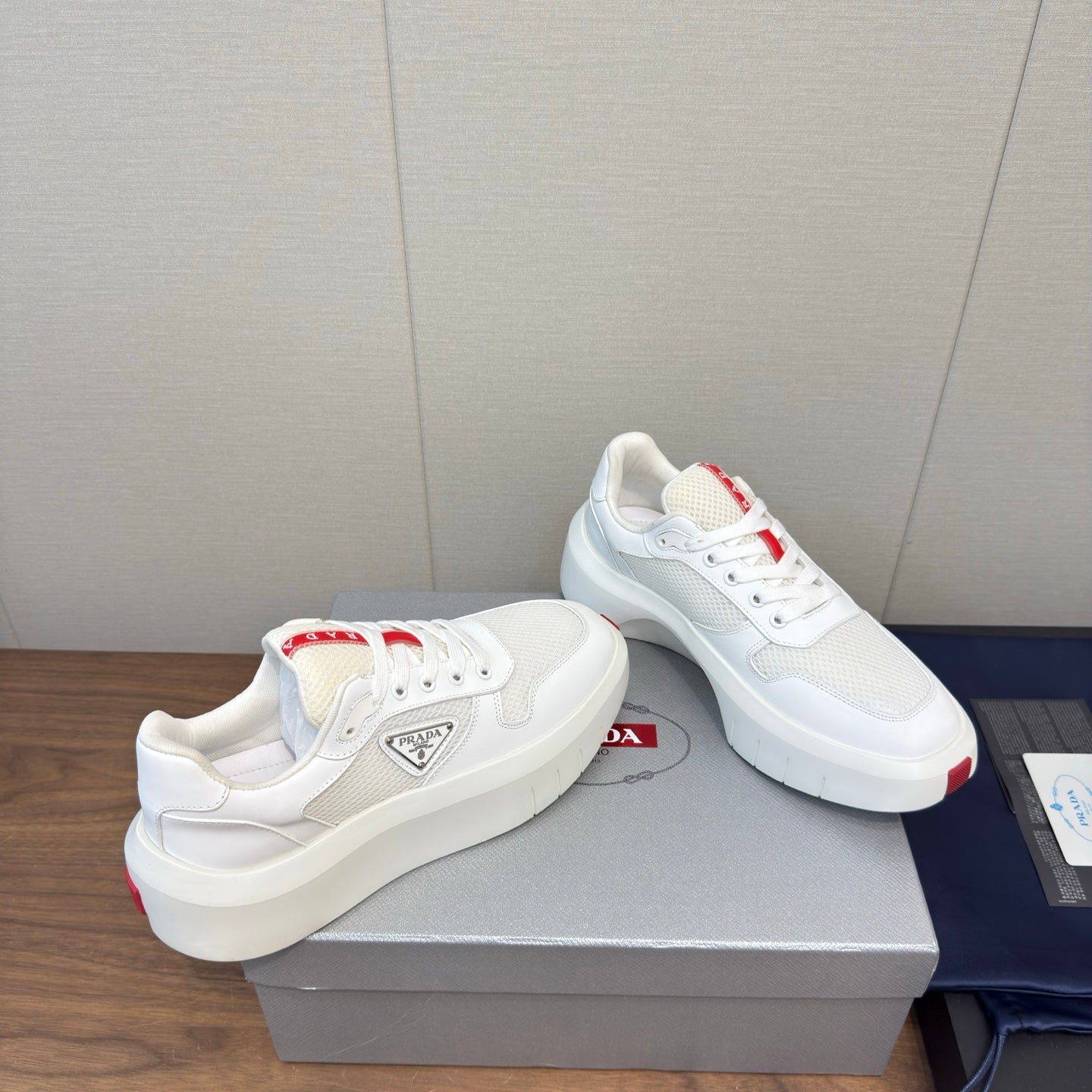 PRADA 25S SPORTY STYLE MEN SNEAKERS LOGO 45MM IN WHITE AND RED CALFSKIN、mysite、Cacoeks