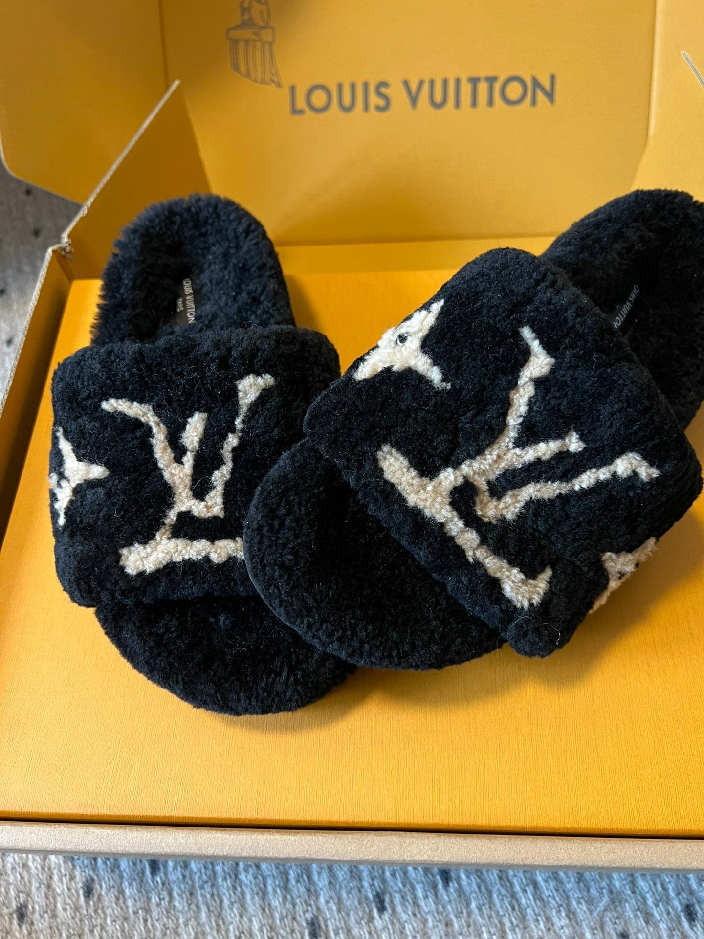 SLIPPER IN BLACK FLEECE WITH BEIGE LOGO、mysite、Cacoeks